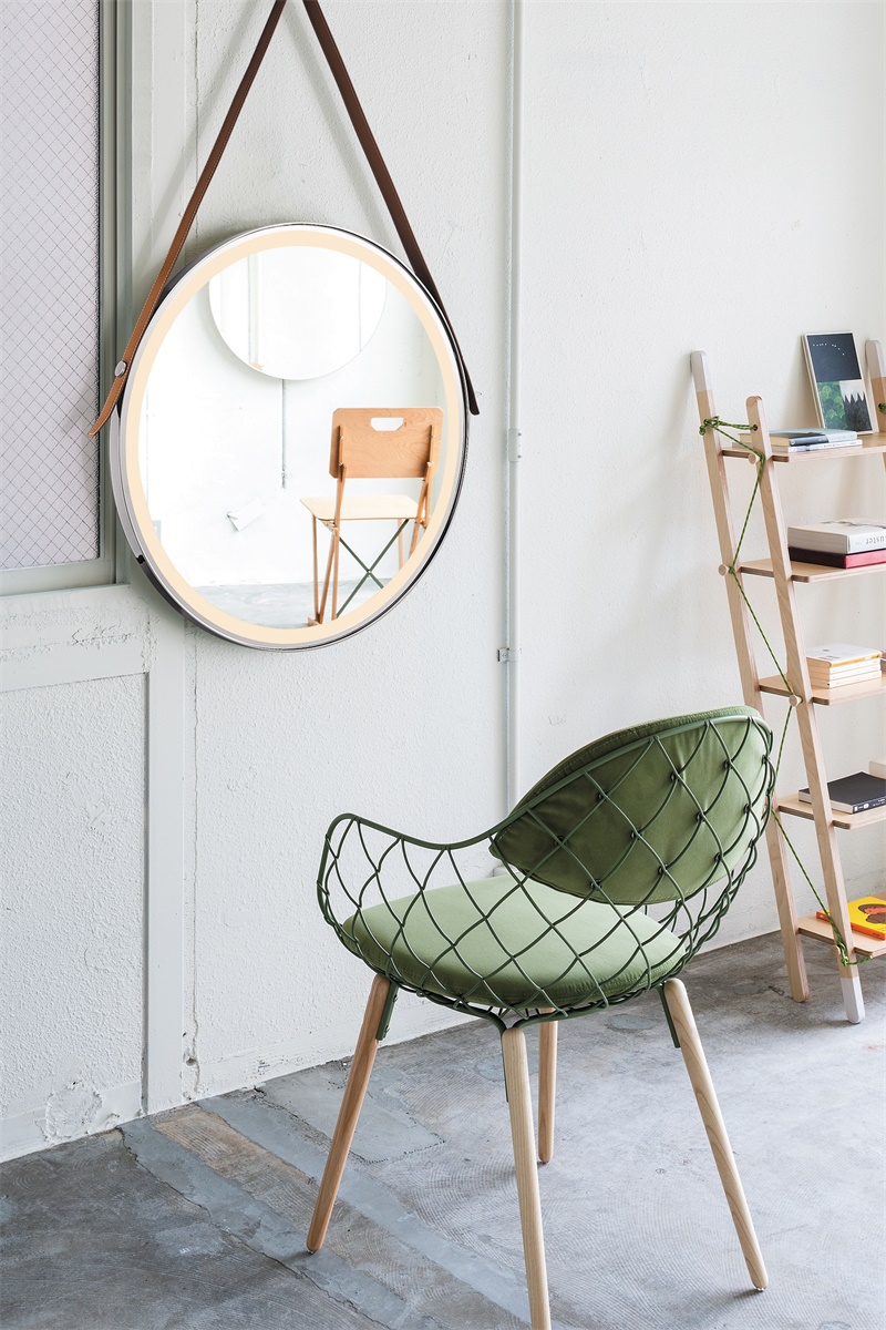 YS57142	Wall-hung LED Bathroom mirror, brass frame mirror with leather belt